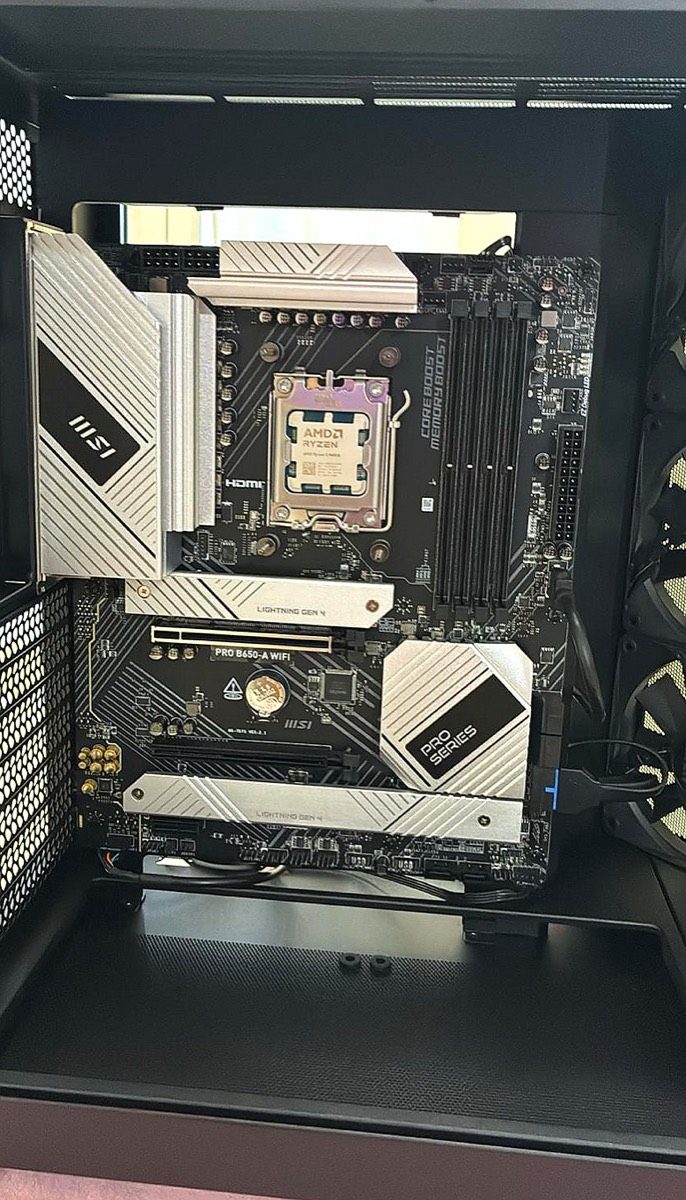 Assemblaggio PC gaming a Monza: scheda madre MSI PRO B650-A WiFi con CPU AMD Ryzen montata nel case