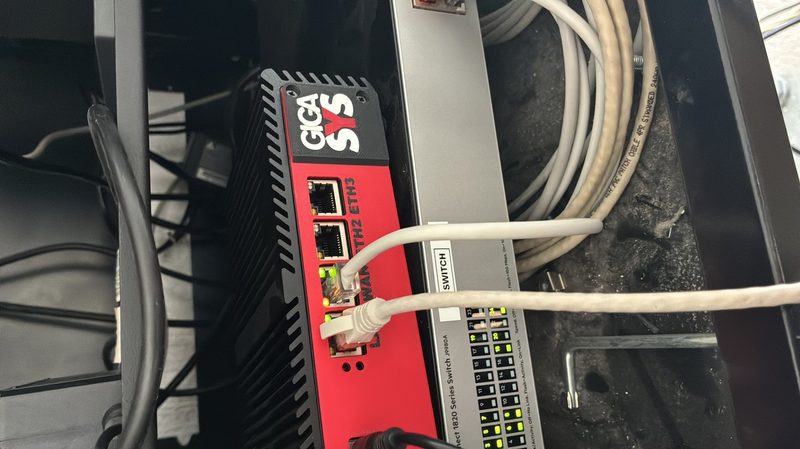 Installazione firewall Gigasys in rack aziendale a Monza con switch HP Aruba Connect 1820