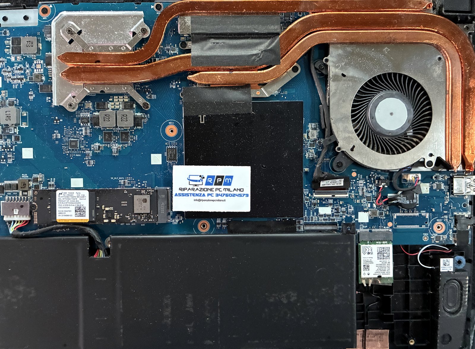 Interno MSI Cyborg 15 aperto a Monza: due heatpipe in rame, ventola, SSD Micron 2400 1 TB e Intel AX210