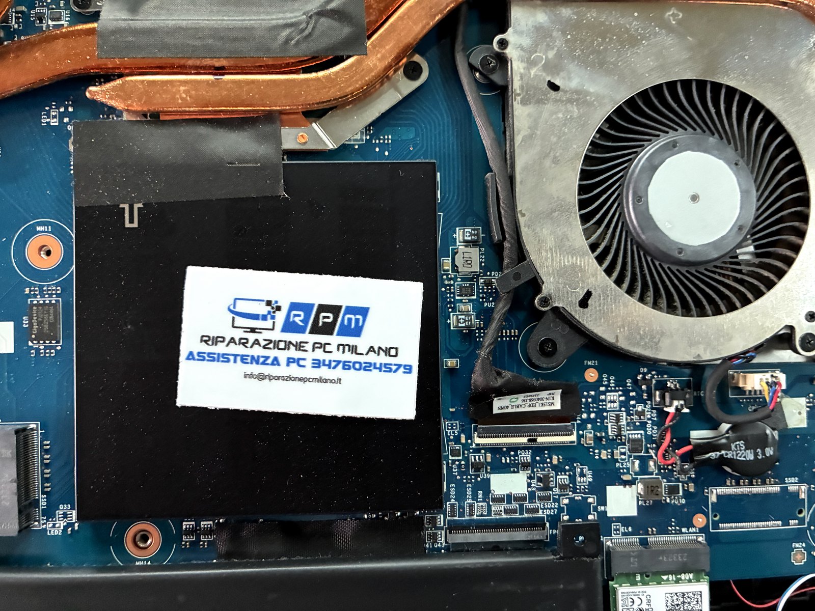 Cavo EDP MS15K1 40 pin e ventola del MSI Cyborg 15 in laboratorio a Monza