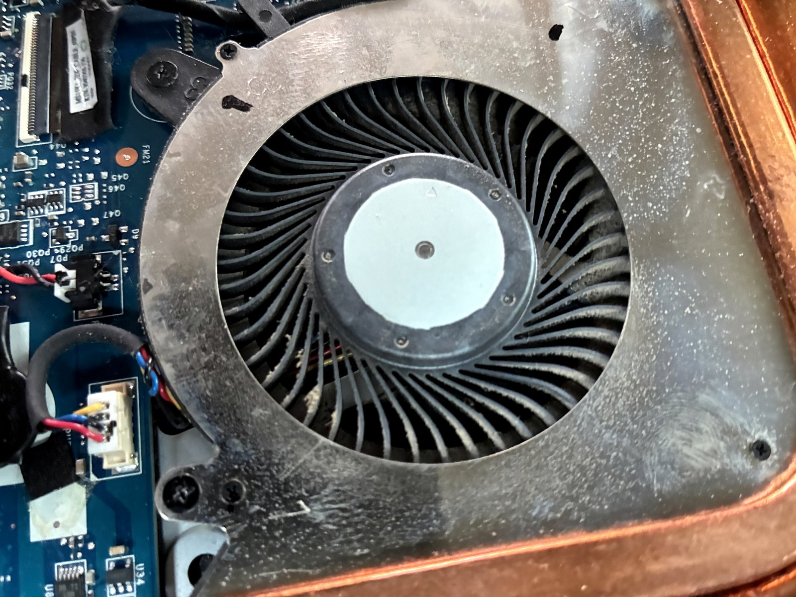 Ventola centrifuga MSI Cyborg 15 con polvere su pale e carter prima della pulizia a Monza