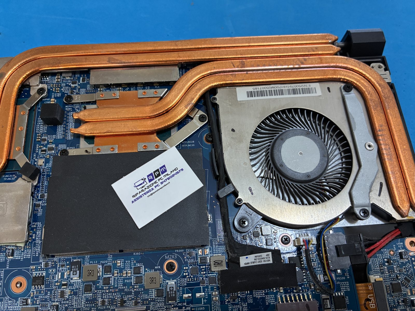 Dissipatore MSI Katana GF66 smontato per ripasta CPU e GPU in laboratorio a Monza