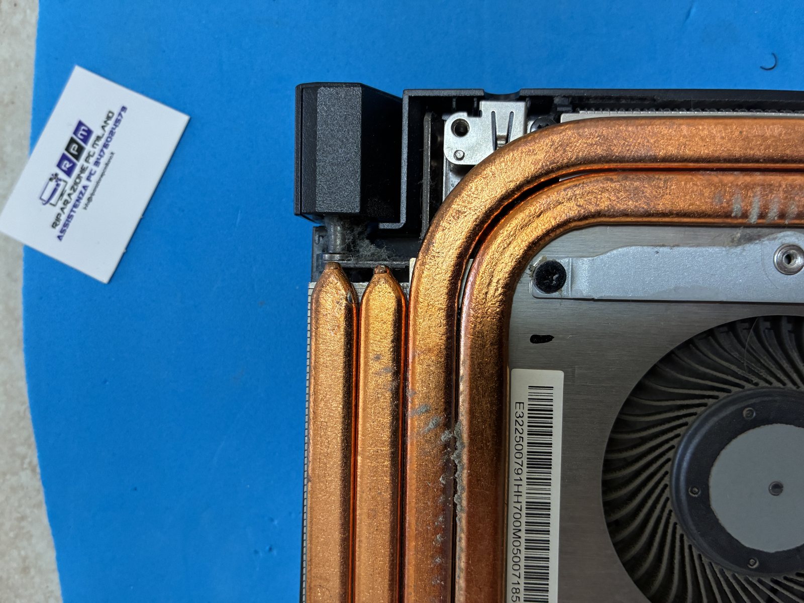 Tre heatpipe in rame del dissipatore MSI Katana GF66 con polvere - Monza