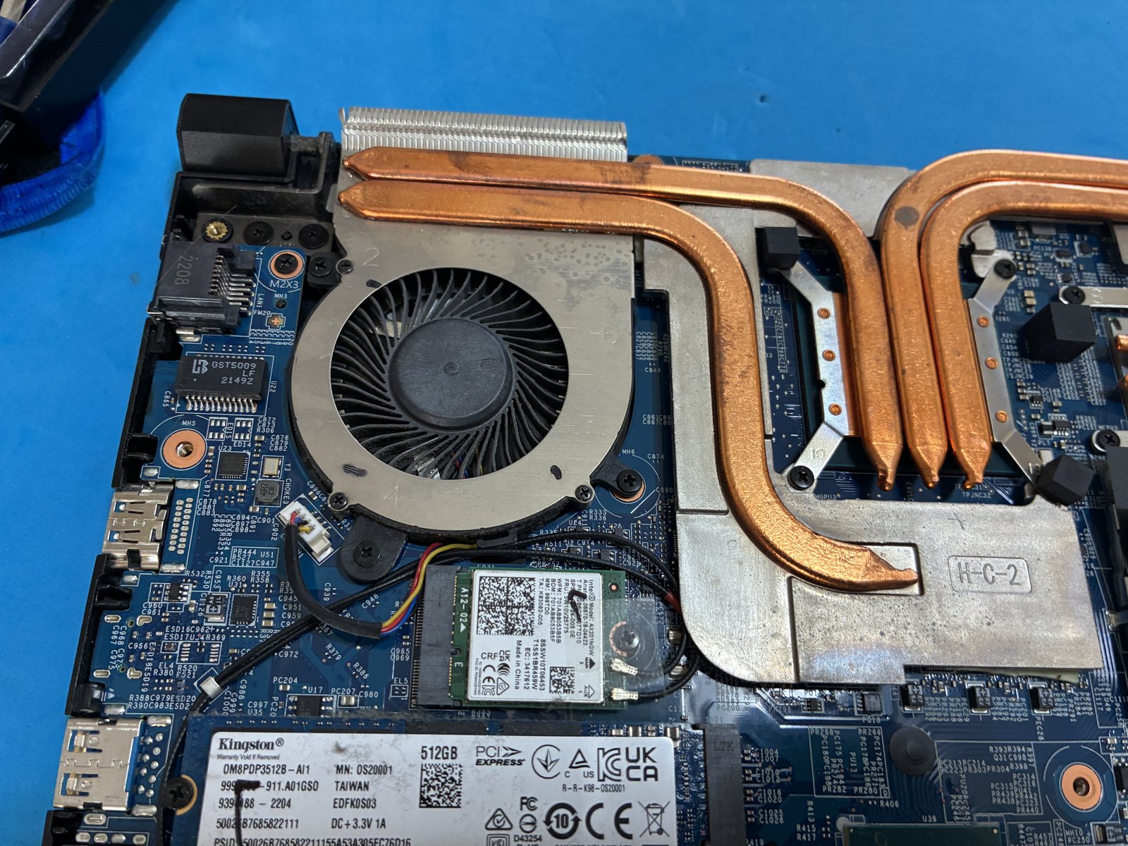 Scheda madre blu MSI Katana GF66 aperta con ventola, heatpipe e porte HDMI LAN - Monza