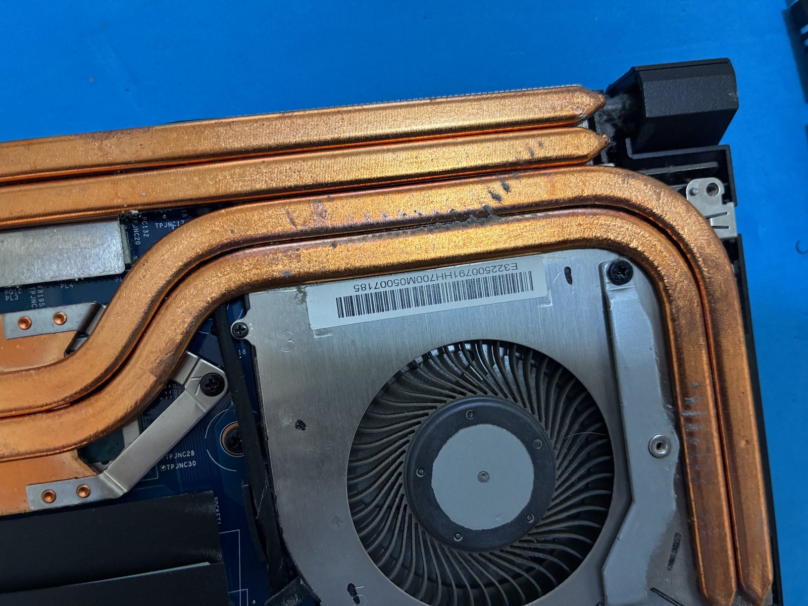 Ventola MSI Katana GF66 con polvere sulle pale e heatpipe in rame - Monza