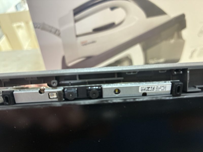 Sostituzione webcam a Monza: modulo fotocamera di un Dell Latitude 3550 con cornice display rimossa