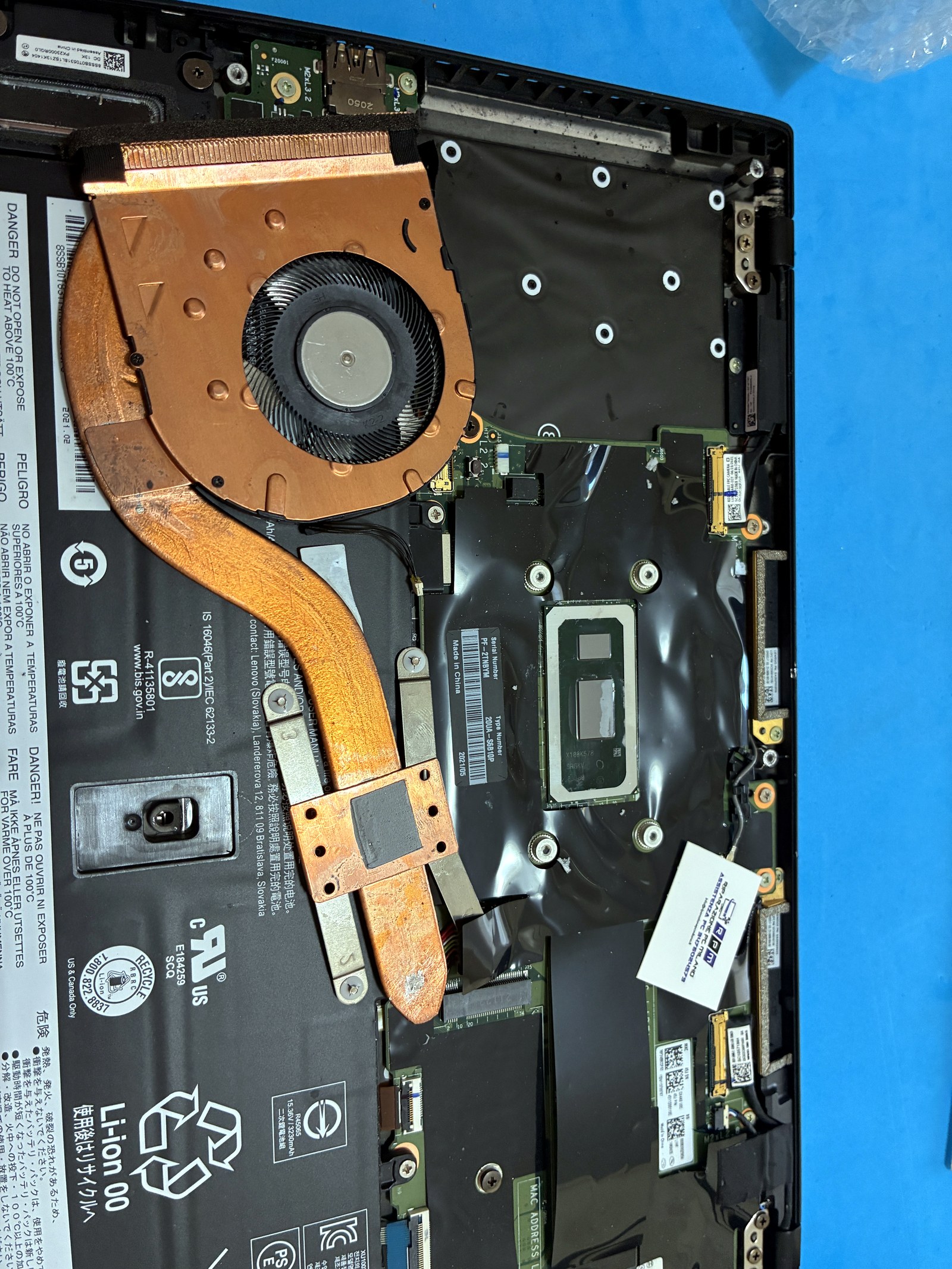 Pasta termica su heatpipe e die ThinkPad X1 Carbon dopo smontaggio ventola a Monza