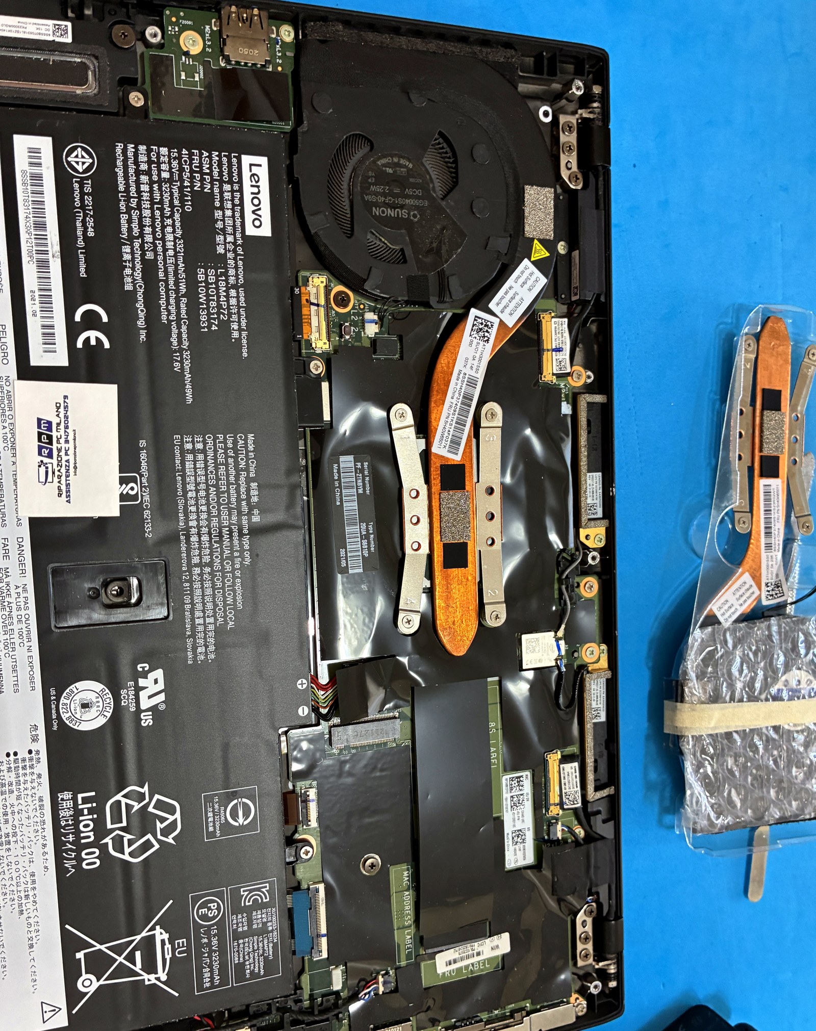 Sostituzione ventola e dissipatore ThinkPad X1 Carbon a Monza: ricambio nuovo affiancato all'originale