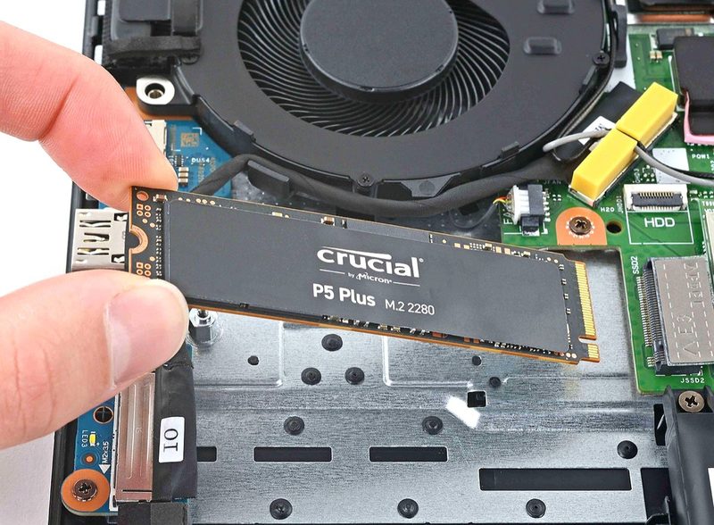 Upgrade SSD a Monza: installazione di un SSD NVMe Crucial P5 Plus M.2 in un notebook